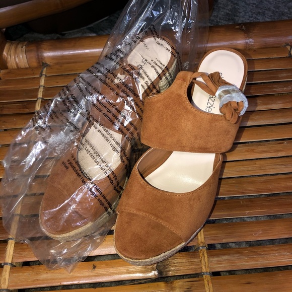 Shoes - Block heeled sandal